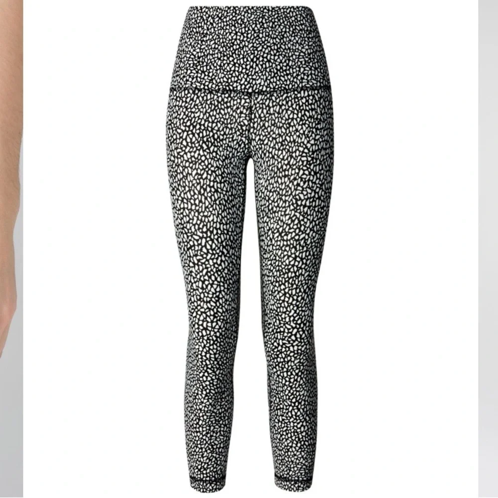 Lululemon women’s Wunder Under Crop Hi-Rise leggings In Miss Mosaic Black size 4 - Picture 2 of 5